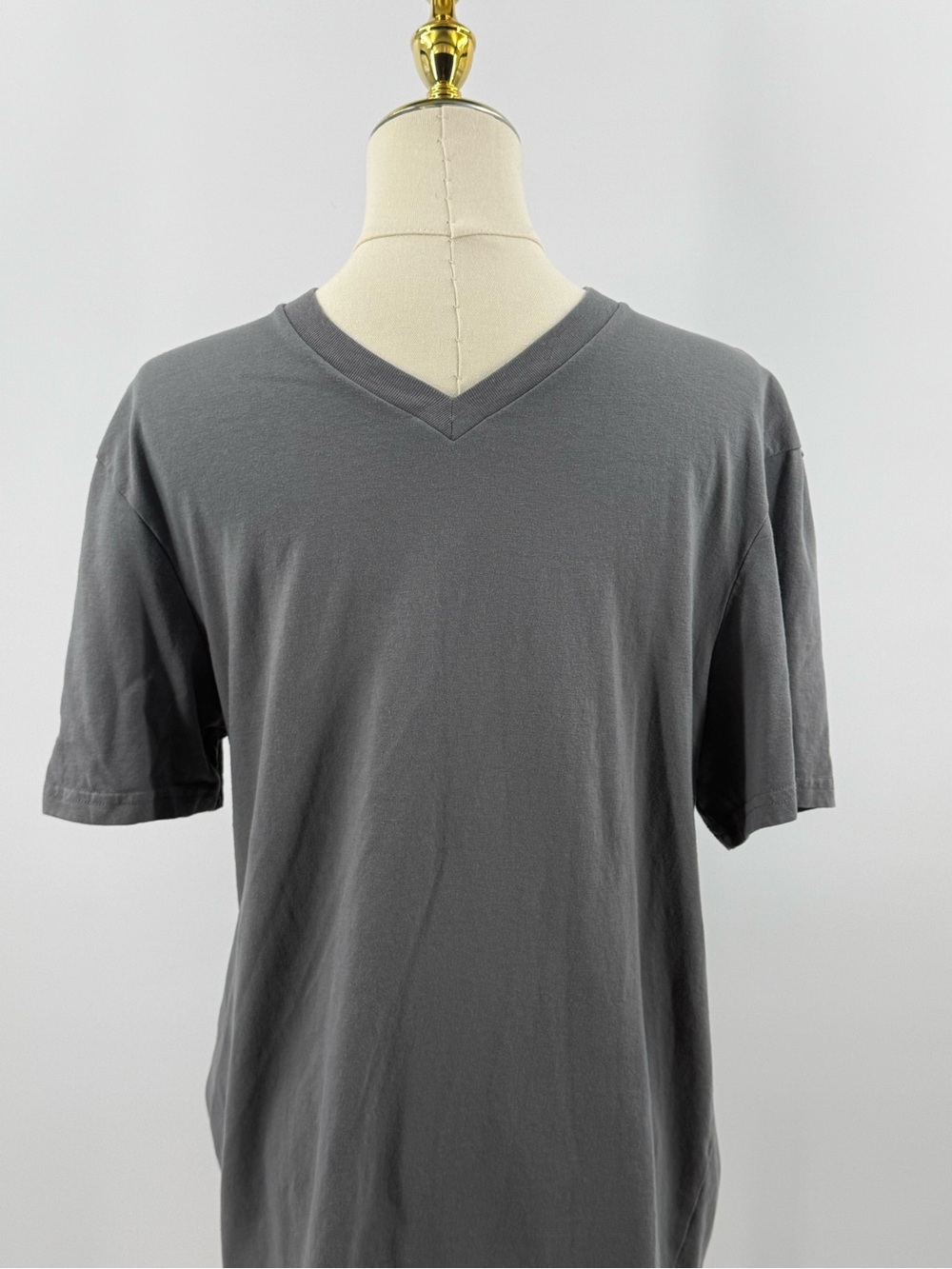 Arizona Jean Company Men's V-Neck Tee in Charcoal